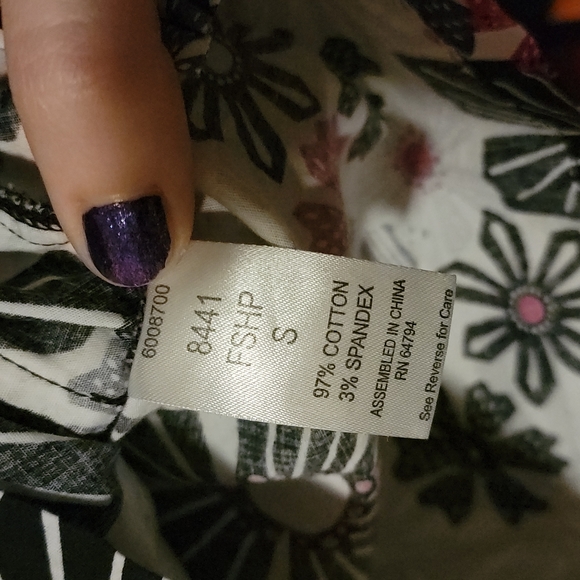 Black Floral MC^2 Scrub Top - Picture 7 of 8